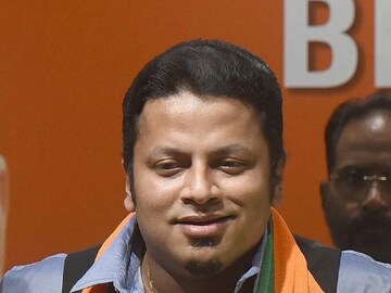 শাহী নির্দেশে পদ খুইয়ে সোশ্যাল মিডিয়ায় তাৎপর্যপূর্ণ মন্তব্য অনুপম হাজরার