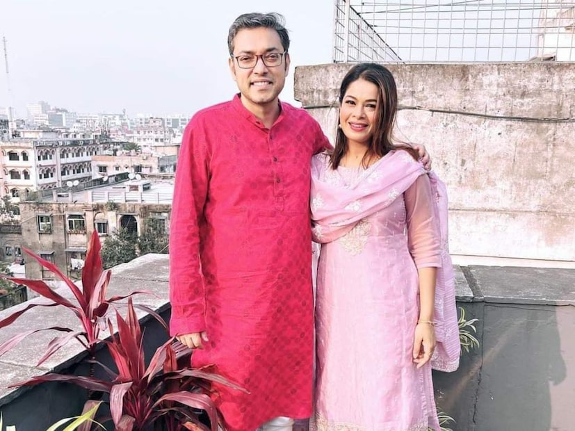 আর এবার তাঁর পোস্ট ঘিরে জল্পনা তুঙ্গে। হঠাৎ করেই তিনি নিজের সঙ্গে অনুপমের একটি ছবি স্যোশাল মিডিয়ায় শেয়ার করে নেন। সেখানে ইমনের পরনে ছিল গোলাপি সালোয়ার, আর অনুপমের লাল পাঞ্জাবি। ইমনের কাঁধে হাত দিয়ে তোলা ছবি। সেটাই অনুরাগীদের সঙ্গে ভাগ করে ক্যাপশনে গায়িকা লেখেন, ‘তুমি গান না বানালে আমার যে কী হত…’।