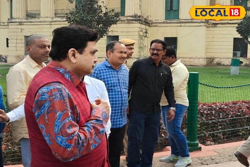 *এক ঝলক বিচারপতি অভিজিৎ গঙ্গোপাধ্যায়কে দেখার জন্য হাজারদুয়ারী চত্বরে ভিড় ছিল চোখে পড়ার মতো। বর্তমানে একের পর এক রায়দান করে মানুষের কাছে ভগবানের ভুমিকায় বিচারপতি অভিজিৎ গঙ্গোপাধ্যায়। তবে তার ঝটিকা সফরকে ঘিরে কড়া নিরাপত্তা ছিল মুর্শিদাবাদে।