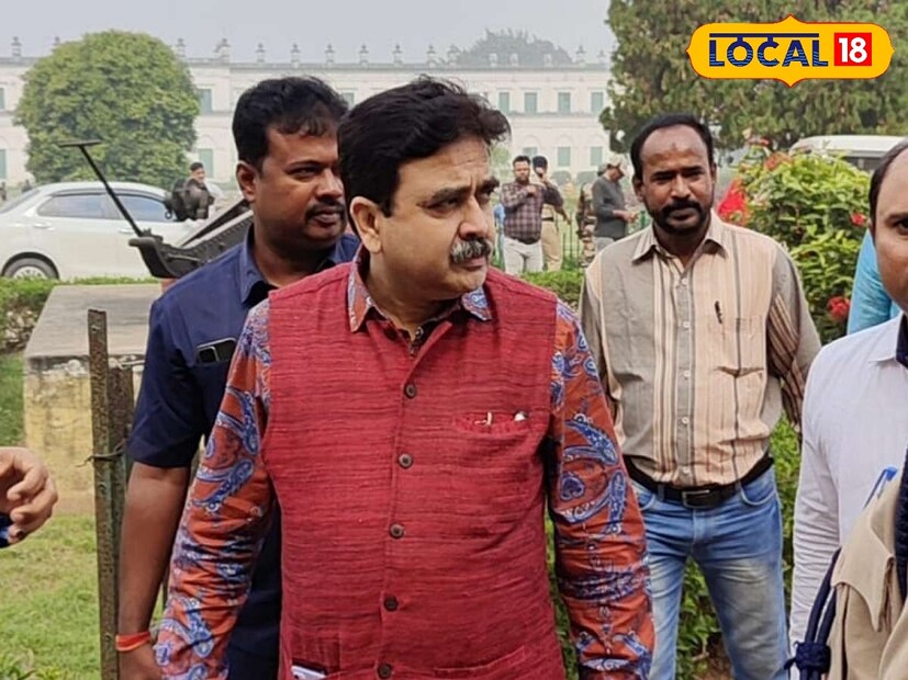 *ইতিহাসের টানে মুর্শিদাবাদে এলেন কলকাতা হাইকোর্টের মাননীয় বিচারপতি অভিজিৎ গঙ্গোপাধ্যায়। হাজারদুয়ারি এক্সপ্রেসে তিনি প্রথমে বহরমপুর কোর্ট ষ্টেশনে উপস্থিত হন, তারপরেই নবাবের শহর হাজারদুয়ারিতে যান। নবাবের শহর ইতিহাসকে আরও জানতে এই সফর বলে জানিয়েছেন।