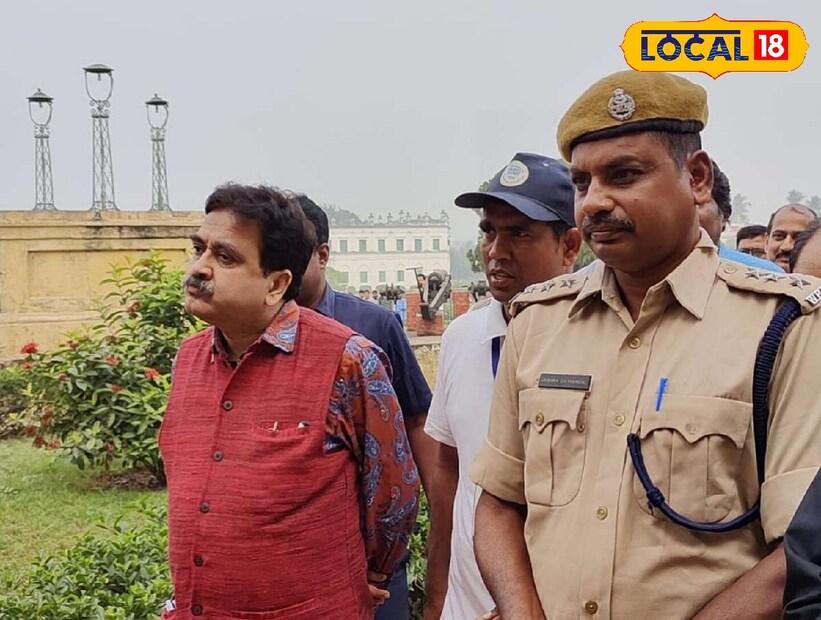 *হাজারদুয়ারী প্রাসাদটি পূর্বদিকে পশ্চিম কোঠি নামে পরিচিত, ভারতের পশ্চিমবঙ্গ রাজ্যের মুর্শিদাবাদে কিলা নিজামতের ক্যাম্পাসে অবস্থিত। এটি গঙ্গা নদীর তীরে অবস্থিত।