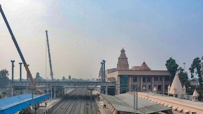 অযোধ্যা জংশনের নাম বদল৷ ছবি- পিটিআই অযোধ্যা জংশনের নাম বদল৷ ছবি- পিটিআই