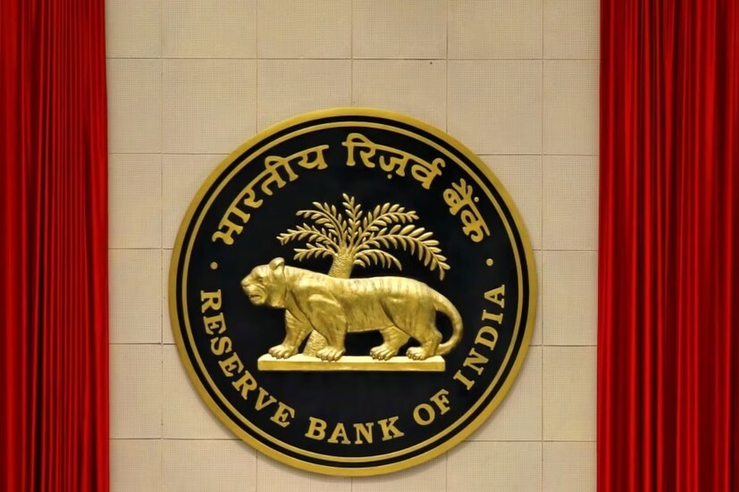 কিন্তু কেন এত বড় পদক্ষেপ করছে RBI—সমবায় ব্যাঙ্কগুলির ক্ষেত্রে RBI ও রাজ্য সরকারের দ্বৈত নিয়ন্ত্রণ থাকে। কে নিয়ন্ত্রণ করবে, তা নিয়ে RBI এবং রাজ্য সরকারের মধ্যে স্পষ্টতার অভাব রয়েছে। সমবায় ব্যাঙ্কিং শিল্পের বর্তমান দুর্দশার এই পরিস্থিতি অনেকাংশেই দায়ী বলে মনে করছেন বিশেষজ্ঞদের একাংশ।