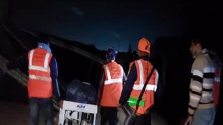 দুর্ঘটনার পর ঘটনাস্থলে পৌঁছয় উদ্ধারকারী দল৷ দুর্ঘটনার পর ঘটনাস্থলে পৌঁছয় উদ্ধারকারী দল৷