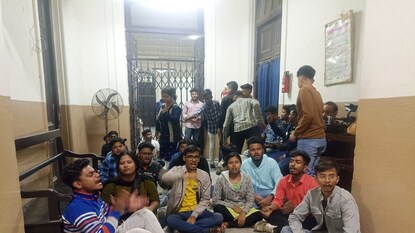 প্রতিবাদে ছাত্ররা প্রতিবাদে ছাত্ররা