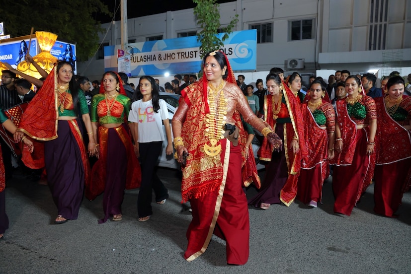 গুজরাতের এই মহিলারা বিয়েতে এসেছে প্রায় ২০০ কেজির ওপরে সোনার গয়না পরে! তাদের কোমরে গোজা রয়েছে বন্দুক! 