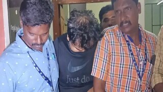 তামিলনাড়ুতে ধৃত ইডি অফিসার (মাঝখানে)৷ ছবি-এএনআই তামিলনাড়ুতে ধৃত ইডি অফিসার (মাঝখানে)৷ ছবি-এএনআই