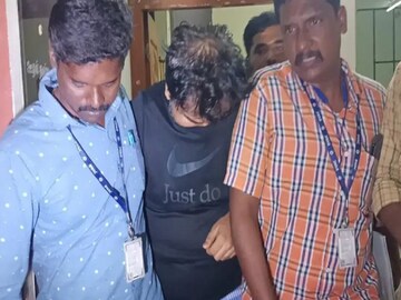 তামিলনাড়ুতে ধৃত ইডি অফিসার (মাঝখানে)৷ ছবি-এএনআই