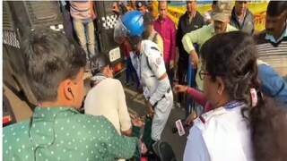 বিক্ষোভকারীদের চ্যাংদোলা করে সরিয়ে দেয় পুলিশ৷