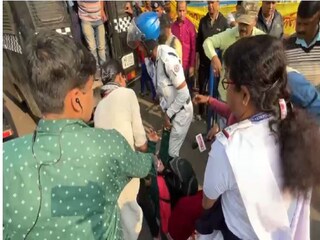 বিক্ষোভকারীদের চ্যাংদোলা করে সরিয়ে দেয় পুলিশ৷