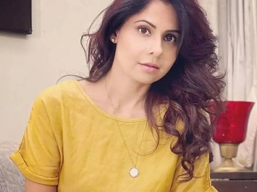 ‘‘আরিজা সেটা জানত। তাই ও ভেবেছিল আমিও চলে যাব। ও ক্যানসার বলতে একটা বিষয়ই জানে, যে এটা বাঁচতে দেয় না কাউকে। বলত, ‘মা তুমি খাবার গিলতে পারবে? তুমি কি মরে যাবে?’ আমি বলতাম, না, এটা সবসময়ে একরকম হয় না।’’ 