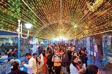 আলো-সান্তা টুপি-হুল্লোড়! পার্ক স্ট্রিট-অ্যালেন পার্কে জমজমাট ক্রিসমাস ইভ