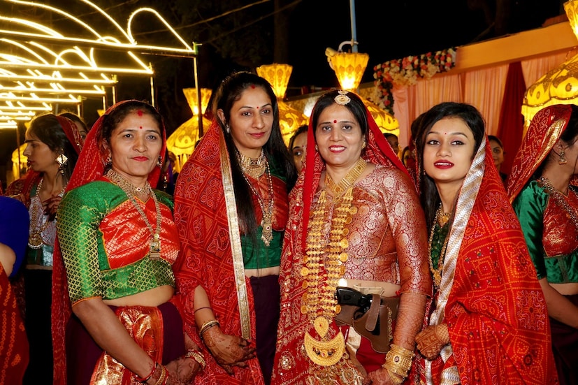 চারিদিকে ছড়ানো হয় টাকা! রাস্তায় লোক জমে যায় এই বিয়ের যাত্রা দেখতে! 