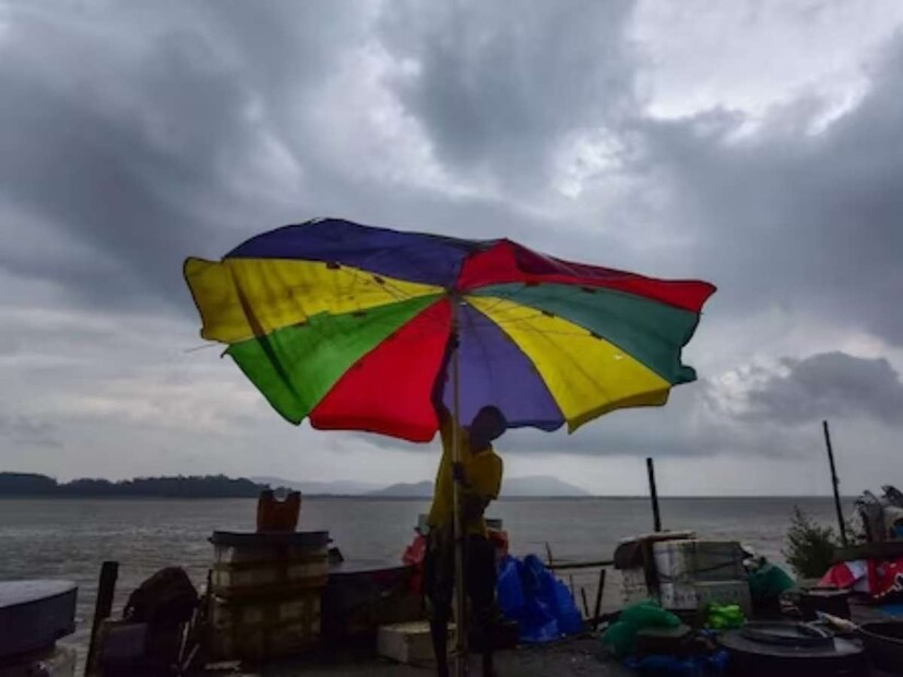 অনেকটাই বাড়ল রাতের তাপমাত্রা। কলকাতার সর্বনিম্ন তাপমাত্রা স্বাভাবিকের ৫ ডিগ্রি উপরে। কার্যত উধাও শীতের আমেজ। আজ বঙ্গোপসাগরে তৈরি হবে ঘূর্ণাবর্ত। অন্ধ্রপ্রদেশ উপকূলে আছড়ে পড়বে ঘূর্ণিঝড় মিগজাউম। এর পরোক্ষ প্রভাবে বৃষ্টি বাংলা, ওড়িশায়।