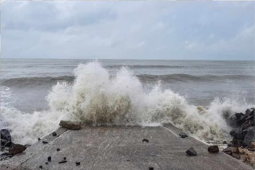 আইএমডি-র সতর্কতা বলছে, ঘূর্ণিঝড়টি একটি ভয়ঙ্কর ঘূর্ণিঝড় হিসাবে স্থলভাগে আছড়ে পড়তে পারে যার ফলে বাতাসের গতিবেগ ঘন্টায় ৯০-১০০ কিমি এবং আরও বেড়ে ১১০ কিলোমিটার পর্যন্ত হতে পারে।