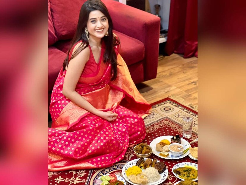 এর আগে বন্ধুবান্ধব আইবুড়ো ভাত খাওয়ান দর্শনাকে। নায়িকার মেকআপ আর্টিস্ট, হেয়ার স্টাইলিস্ট নিজে হাতে এই রান্নাবান্না সেরেছেন। তারপর দর্শনাকে সারপ্রাইজ আইবুড়ো ভাত খাইয়েছেন।