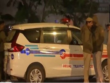 ইজরায়েলি দূতাবাসের বাইরে দিল্লি পুলিশের দল৷ ছবি- এএনআই