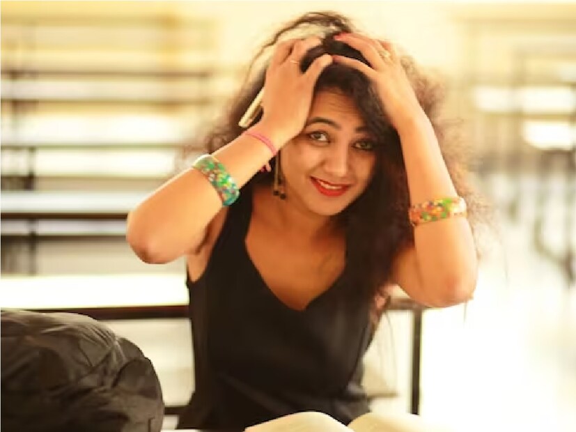 : কাউকে খাবার খেতে দেখলে বেশ ভালই লাগে । নিজে খেলে তো কথাই নেই৷  কিন্তু জানেন কি এমন  একজন মহিলা রয়েছেন, যিনি নিজেও কোনও ক্রমে খাবার গিলে নেন খাওয়া নিয়ে কোনও বিলাসিতা যাঁর নেই৷ কারণ খাবার খাওয়ার আওয়াজে তাঁর অতিষ্ঠ লাগে৷  এই বিরল রোগে আক্রান্ত রোগী  কাউকে খেতে দেখতে   সহ্য করতে পারে না। খাবার চিবানোর সময় মুখ থেকে বের হওয়া শব্দ সে সহ্য করতে পারে না। সে এতটাই রেগে যায় যে সে দেখে চিৎকার করতে থাকে। এখন পরিস্থিতি এমন যে তিনি পার্টিতে যান না। এমনকি বাড়িতেও কখই পরিবারের সদস্যদের সঙ্গে  তিনি  খাবার খেতে পারেন না। পরিবারের সদস্যরা তাঁকে একটি ঘরে তালা দিয়ে আটকে তারপর খাবার খেতে বসেন৷ Photo- Representative 
