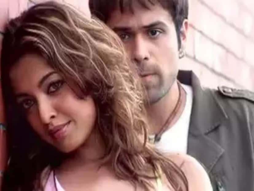 অভিনেত্রী আরও বলেন, 'চকোলেট'-এও একটি চুম্বন দৃশ্যের শ্যুটিং ছিল। সেটা যদিও পরে ব্যবহার করা হয়নি। প্রথম ছবিতে ওর সঙ্গে চুমুর দৃশ্য একেবারেই স্বস্তিদায়ক ছিল না। পরে অস্বস্তি আরও বাড়ে। আসলে আমাদের পর্দার বাইরে আসলে কোনও রসায়নই নেই। অভিনেত্রীর এই বিস্ফোরক মন্তব্যে তোলপাড় বি-টাউন৷