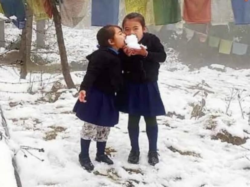 Bengal Winter-Rain Update: আগামী বুধবারের মধ্যে দার্জিলিংয়ে তুষারপাতের প্রবল সম্ভবনা। দার্জিলিং ও কালিম্পংয়ের পার্বত্য এলাকায় বিক্ষিপ্তভাবে শিলাবৃষ্টি হওয়ারও সম্ভাবনা তৈরি হয়েছে।