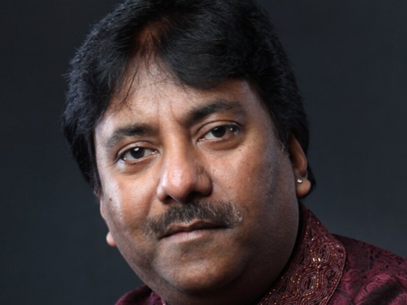 ছোটবেলায় গানের প্রতি তাঁর আগ্রহ কম ছিল। তাঁর কাকা গোলাম মুস্তফা খান তাঁর সঙ্গীত প্রতিভা লক্ষ্য করেন প্রথম এবং তারপরই কিছু সময়ের জন্য তাঁকে মুম্বাইতে প্রশিক্ষণ দিয়েছিলেন । তিনি জীবনের প্রধান প্রশিক্ষণ নিসার হোসেন খানের কাছ থেকে গ্রহণ করেন, প্রাথমিকভাবে বাদায়ুনে তার বাড়িতে। ঘন্টার পর ঘন্টা ধরে অনুশীলন করাতেন রশিদ খানকে৷