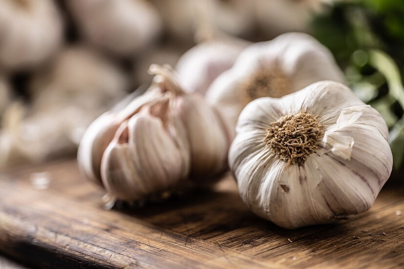 Garlic Peel Benefits: এতে অ্যান্টি অক্সিডেন্ট রয়েছে বলে কোলেস্টেরলের রোগীদের খাওয়া দরকার। তা ছাড়া হৃদরোগের ঝুঁকি কমাতেও সাহায্য করে। নিয়ন্ত্রণে থাকে রক্তচাপ।