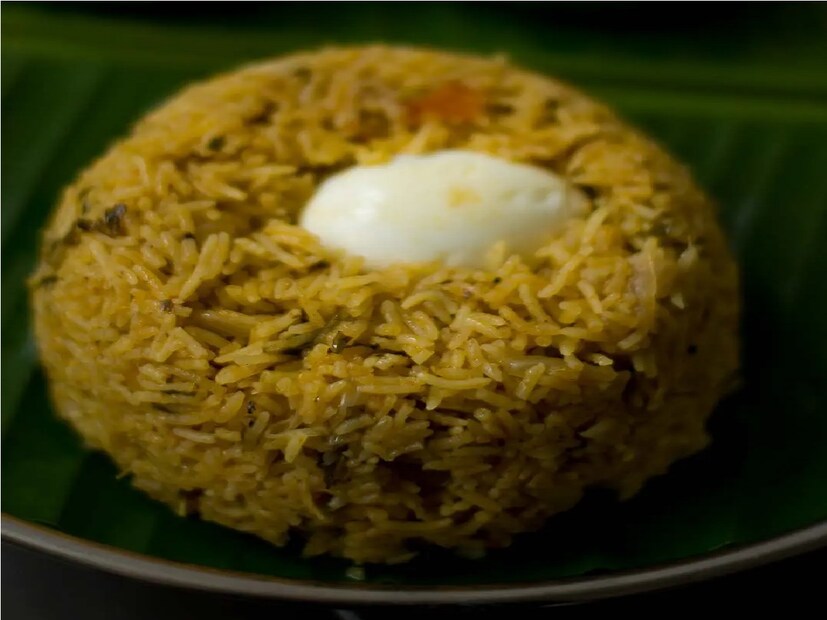 কীভাবে বানানো যাবে—বাজারে নানা রকমের চাল পাওয়া যায়। বিরিয়ানির জন্য একটু লম্বা চাল হলেই ভাল হয়। তবে না পাওয়া গেলে একটু সরু চাল হলেই হয়ে যাবে।