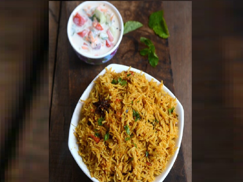 তেলঙ্গানা রাজ্যে এই সাধারণ বিরিয়ানিকে বলে কুশকা। খুব সহজে নিজের বাড়িতে বানিয়ে ফেলা যায়, স্বাদও অসাধারণ। নিজের ঘরে থাকা কয়েক জিনিস দিয়েই তৈরি করে ফেলা যেতে পারে এই অনন্য বিরিয়ানি। আর সঙ্গে যদি একটু চাটনি বা রায়তা রাখা যায় তাহলে তো কথাই নেই। কেউ চাইলে এর সঙ্গে যোগ করে নিতে পারে মুরগি বা পাঁঠা, নিজের পছন্দ ও সাধ্য মতো।