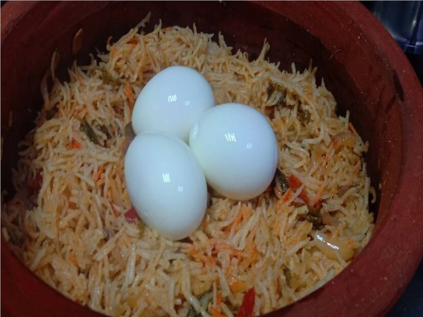 শীতের মরশুমে সকলেই চান একটু ভাল খাওয়া দাওয়া করতে। কিন্তু তাতে স্বাস্থ্যের দিকে আর নজর রাখার সুযোগ পাওয়া যায় না। তাই এই সপ্তাহান্তে যদি একটি নতুন সুস্বাদু বিরিয়ানি খাওয়ার ইচ্ছে হয়ে থাকে, তাহলে খুব সহজে ঘরেই বানিয়ে নেওয়া যায়।