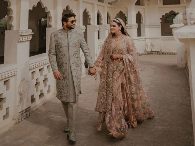 ইমাম উল হক: ২০২৩ সালের ২৫ নভেম্বর বিয়ে করেছেন পাকিস্তান ক্রিকেট দলের তারকা ব্যাটার ইমাম উল হক। নিজের দীর্ঘ দিনের বান্ধবী আনমোল মেহমুদকে বিয়ে করেন পাক তারকা। 