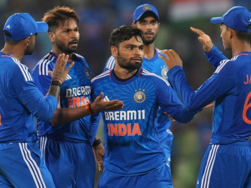 অস্ট্রেলিয়ার বিরুদ্ধে টি-২০ সিরিজের  পর দক্ষিণ আফ্রিকার বিরুদ্ধে সিরিজেও দলকে নেতৃত্ব দেবেন সূর্যকুমার যাদব। এছাড়া প্রোটিয়াদের বিরুদ্ধে দলে ফিরছেন শুভমান গিল, রবীন্দ্র জাদেজা, মহম্মদ সিরাজদের মত তারকারা।