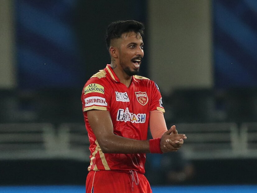 বাংলার পেসার ঈশান পোড়েলও রয়েছে কেকেআর র‍্যাডারে। একাধিক ফ্র্যাঞ্চাইজির হয়ে আইিপএল খেলেছেন ঈশান। সদ্য বিজয় হাজারে ট্রফিতে ৬ ম্যাচে ৭ উইকেট নিয়েছেন। ঈশান।