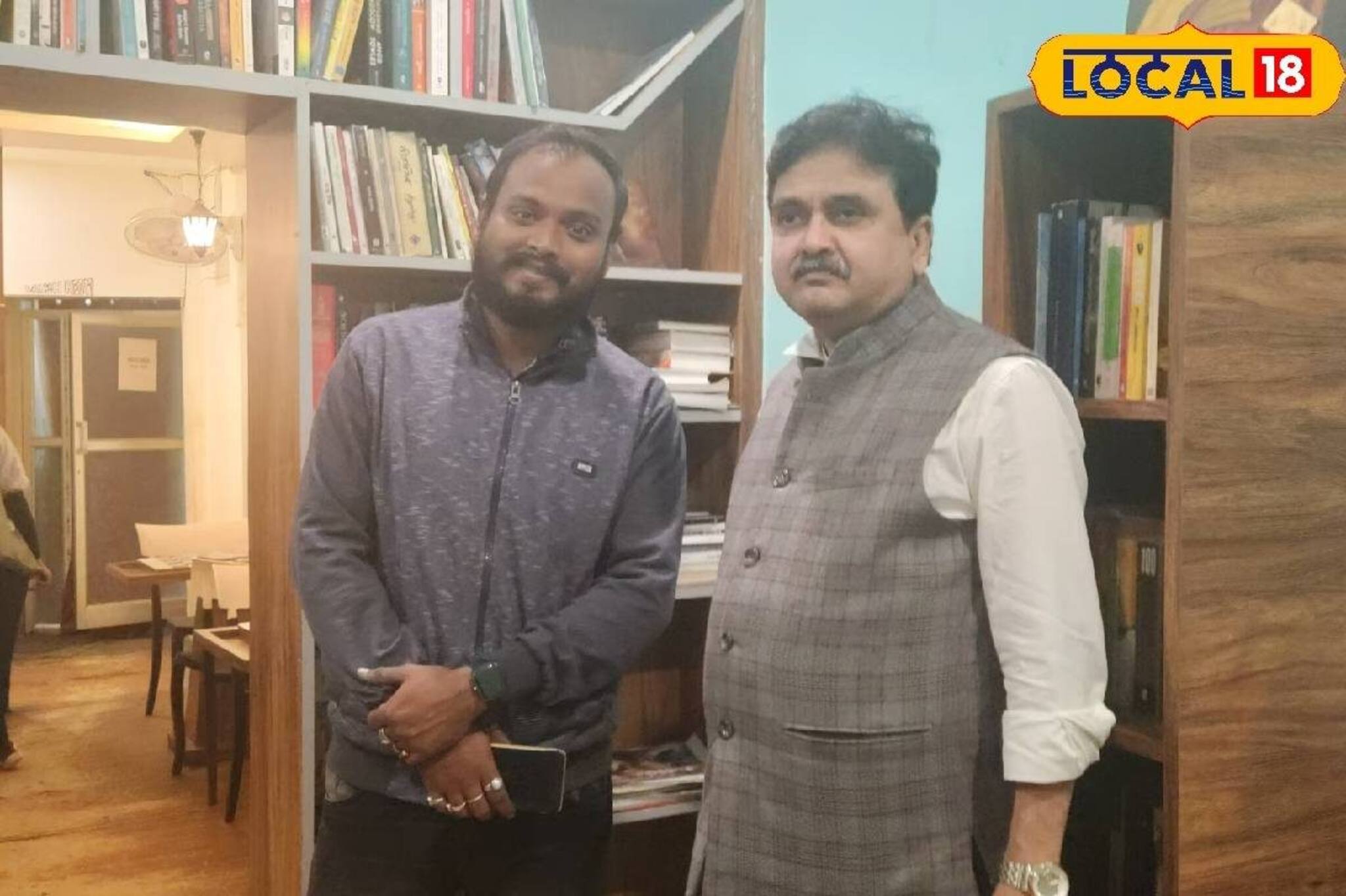 ক্যাফেতে হঠাৎ হাজির বিচারপতি অভিজিৎ গঙ্গোপাধ্যায়! খেলেন ফ্রাই মোমো, তুললেন ছবিও