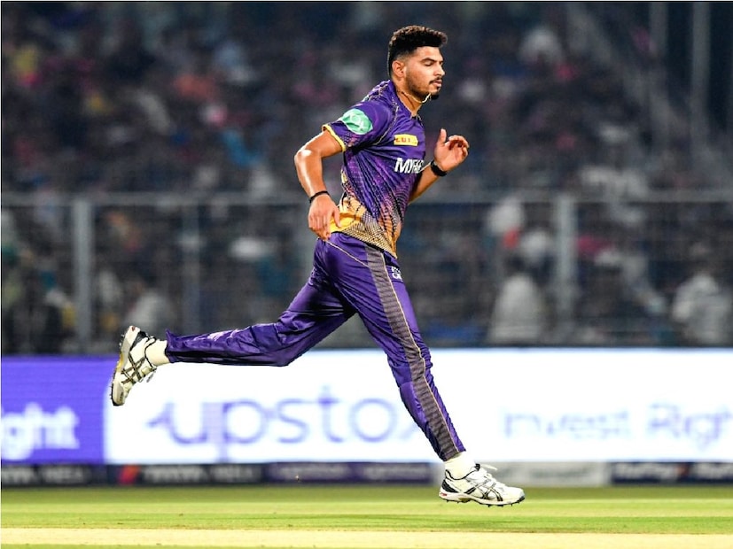 টাকার ধারেভারে রাসেল, আইয়ারদের ধারেকাছে না থাকলেও বছর ২৬-এর বৈভব আরোরাকেও (Vaibhav Arora) কেন ধরে রেখেছে কেকেআর সেটা বড় প্রশ্ন৷ আইপিএল ২০২৪ এ বেগুনি-সোনালি জার্সিতে তাঁকে নিয়ে ভাবছে থিঙ্কট্যাঙ্ক৷ তিনি অবশ্য দীর্ঘদিনের নাইট নন৷ ২০২২ নিলামে তাঁর জন ১ কোটি ৯০ লক্ষ টাকা অবধি নিলামের টক্করের পর নাইট ম্যানেজমেন্ট ২ কোটি টাকায় যোগ দেন পঞ্জাব কিংসে। সেখানে বিশেষ সাফল্য পান নি। যার ফলে ২০২৩ মরসুমের ‘মিনি’ নিলামের আগে বৈভবকে ছেড়ে দেয় প্রীতি জিন্টার দল। সেই নিলাম থেকে ৬০ লক্ষ টাকাতে বৈভবকে দলে নেয় নাইট ম্যানেজমেন্ট। কলকাতা তাঁর উপর ভরসা রাখলেও, বিশেষ কিছু করতে পারেননি তিনি৷