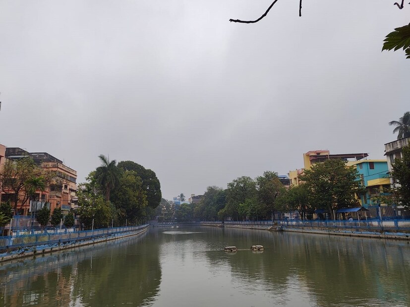 কলকাতায় রাতের তাপমাত্রা এখন স্বাভাবিকের উপরে রয়েছে। সকালে সর্বনিম্ন তাপমাত্রা ১৭.৪ ডিগ্রি সেলসিয়াস। স্বাভাবিক তাপমাত্রার থেকে যা ৪ ডিগ্রি বেশি। গতকাল, বুধবার বিকেলে সর্বোচ্চ তাপমাত্রা ছিল ২৬.৬ ডিগ্রি সেলসিয়াস। স্বাভাবিক তাপমাত্রার থেকে যা এক ডিগ্রি সেলসিয়াস বেশি। বাতাসে জলীয় বাষ্পের সর্বোচ্চ পরিমাণ ৫৪ থেকে ৯২ শতাংশ। আগামী ২৪ ঘণ্টায় কলকাতা শহরে তাপমাত্রা থাকবে ১৭ থেকে ২৬ ডিগ্রি সেলসিয়াসের মধ্যে।