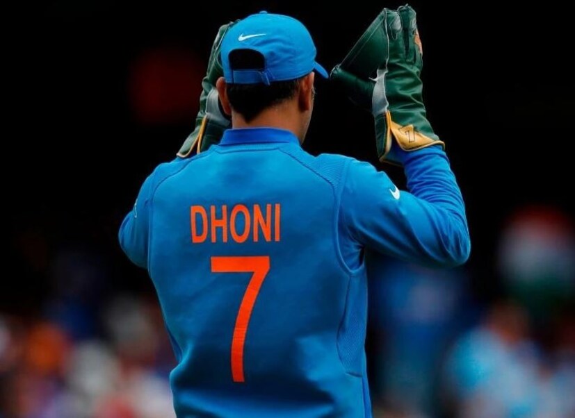 মহেন্দ্র সিং ধোনি আন্তর্জাতিক ক্রিকেট সার্কিট থেকে অবসর নেওয়ার ৩ বছর বাদে এই সিদ্ধান্ত নিল ভারতীয় বোর্ড৷ এর আগে সচিন তেন্ডুলকরের জার্সি নম্বর ১০ কে ২০১৭ সালে রিটায়র করিয়েছিল ভারতীয় বোর্ড৷ অর্থাৎ বিসিসিআই জানিয়ে দিয়েছিল ভবিষ্যতে কোনও ভারতীয় ক্রিকেটার এই নম্বরের জার্সি ব্যবহার করতে পারবেন না৷ ভারতীয় ক্রিকেটে যে ক্রিকেটারদের লেজেন্ড হিসেবে ভাবা হচ্ছে তাঁদের বিশেষ সম্মান দিতেই বোর্ডের এই পদক্ষেপ৷