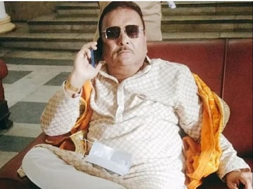 হাসপাতালেই গুরুতর চোট মদনের৷ 