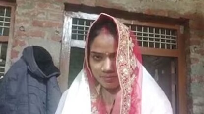 মালাবদলের সময় ঠিক ভাবে দাঁড়াতে পারছিলেন না বর; মঞ্চ থেকে সটান নেমে গিয়ে বিয়ে করতে বেঁকে বসলেন কনে মালাবদলের সময় ঠিক ভাবে দাঁড়াতে পারছিলেন না বর; মঞ্চ থেকে সটান নেমে গিয়ে বিয়ে করতে বেঁকে বসলেন কনে