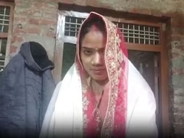 মালাবদলের সময় ঠিক ভাবে দাঁড়াতে পারছিলেন না বর; মঞ্চ থেকে সটান নেমে গিয়ে বিয়ে করতে বেঁকে বসলেন কনে