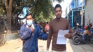 আক্রান্ত অস্থায়ী কর্মী সুকুমার মণ্ডল (ডানদিকে)৷ 