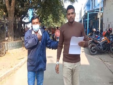 আক্রান্ত অস্থায়ী কর্মী সুকুমার মণ্ডল (ডানদিকে)৷ 