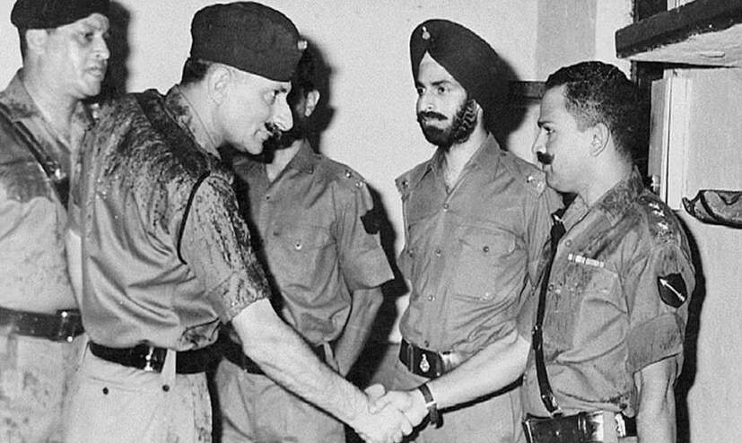 ১৯৬২-র ভারত-চিন যুদ্ধের আগে স্যামের বিরুদ্ধে তদন্ত: ১৯৬২ সাল ভারত-চিন যুদ্ধের ঠিক আগে স্যাম মানেকশর বিরুদ্ধে তদন্ত শুরু হয়। তাঁর বিরুদ্ধে ট্রাম্প-আপের অভিযোগ উঠেছিল। সেই সময় স্যাম মেজর জেনারেল পদে ওয়েলিংটনের ডিফেন্স সার্ভিসেস স্টাফ কলেজের কমান্ড্যান্ট হিসেবে কর্মরত ছিলেন। অনেকেই মনে করেন, স্যামকে রাজনীতির বলির পাঁঠা করা হয়েছিল। আর এর পিছনে ছিল তৎকালীন প্রতিরক্ষামন্ত্রী ভি কে কৃষ্ণ মেনন এবং কিছু রাজনৈতিক নেতার উস্কানি। তৎকালীন জিওসি-ইন-সি ওয়েস্টার্ন কমান্ড লেফটেন্যান্ট জেনারেল দৌলত সিংয়ের নেতৃত্বে চলে তদন্ত।মানেকশর বিরুদ্ধে তদন্ত শুরু হতেই বহু সেনা অফিসার পদত্যাগ করেন। তাঁরা সবাই মানেকশর পাশেই দাঁড়িয়েছিলেন। অনেকে আবার তাঁর বিরুদ্ধেও সাক্ষ্য দেন। তবে শেষ পর্যন্ত কোনও অভিযোগই প্রমাণ হয়নি। বেকসুর খালাস পান স্যাম মানেকশ। এরপর তাঁর পদোন্নতি হয়। তবে তাঁর বিরুদ্ধে সাক্ষ্য দেওয়া অফিসারদের উপর কোনও রাগ ছিল না মানেকশর। বরং দৌলত সিংকে জিওসি-ইন-সি ওয়েস্টার্ন কমান্ডের স্থলাভিষিক্ত করেন। পরে বিমান দুর্ঘটনায় তাঁর মৃত্যু হয়। 