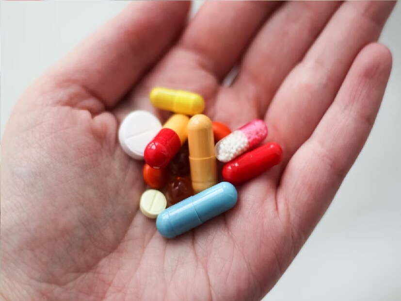 ৮) ট্যাবলেট অ্যাসপিরিন ( tab aspirin ) :- যারা হার্টের রোগী রয়েছেন তাঁরা বাড়িতে এই জাতীয় ওষুধ রাখতে পারেন। হঠাৎ যদি লক্ষ্য করেন মাঝরাতে আপনাদের বুকে চাপ ধরা যন্ত্রণা করছে। এবং ব্যথাটা অনেকক্ষণ ধরে হচ্ছে, এবং ব্যথাটা আস্তে আস্তে আপনাদের পিঠের দিক হয়ে মুখের চোয়ালের দিকে চলে আসছে । এরকম অবস্থায় 300 এমজি অ্যাসপিরিন ট্যাবলেট ওই পেশেন্টকে খাওয়ানো যেতে পারে।
