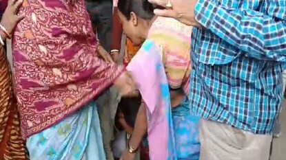 মেয়ের সুচিকিৎসার জন্য এ ভাবেই মন্ত্রী বীরবাহা হাঁসদার পায়ে ধরেন কিশোরীর বাবা৷ মেয়ের সুচিকিৎসার জন্য এ ভাবেই মন্ত্রী বীরবাহা হাঁসদার পায়ে ধরেন কিশোরীর বাবা৷