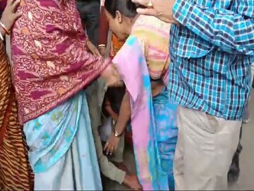 মেয়ের সুচিকিৎসার জন্য এ ভাবেই মন্ত্রী বীরবাহা হাঁসদার পায়ে ধরেন কিশোরীর বাবা৷ 