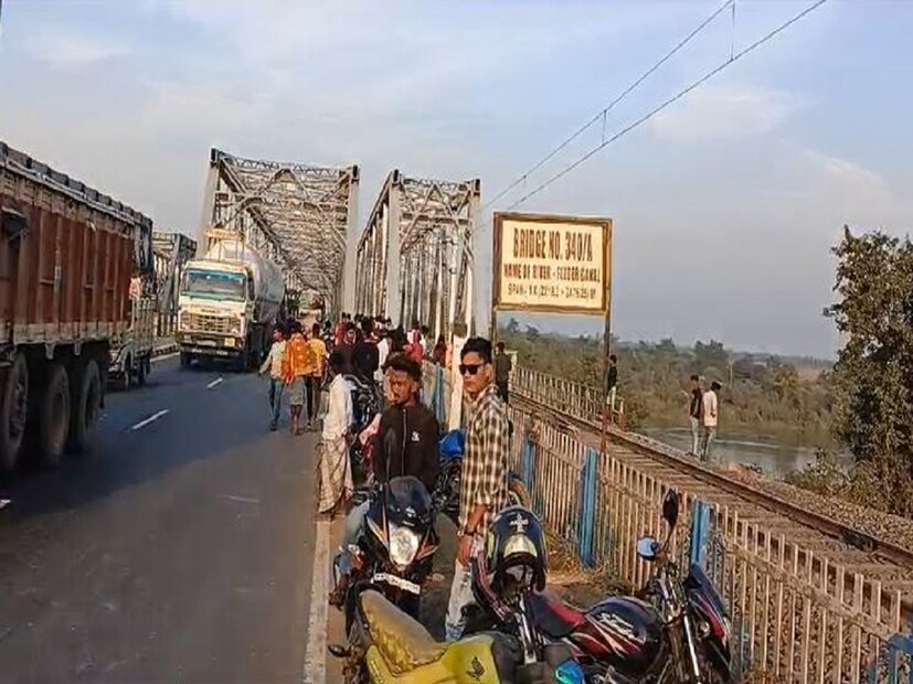 Bengal Weather Today: মার্চের এক সপ্তাহ কাটতে না কাটতেই তাপমাত্রার পারদ চড়েছে একটু একটু করে। বুধবারের মতো বৃহস্পতিবারেও বেশ গরম থাকবে জেলায়। বৃহস্পতিবার সর্বোচ্চ তাপমাত্রা ২৯ ডিগ্রির কাছাকাছি থাকবে মুর্শিদাবাদে।