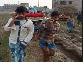 কাঁদা ভেঙে এ ভাবেই কাঁধে করে হাসপাতালে নিয়ে যেতে হয় রোগীদের৷ 