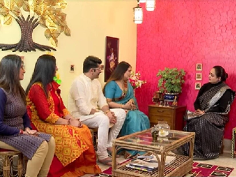 রাজার আগে নবনীতার একটি বিয়ে হয়। কিন্তু প্রথম দাম্পত্য অত্যন্ত কঠিন ছিল। তাঁর অভিনয় বন্ধ করিয়ে দেন। তাঁর কাছে অক্সিজেন স্বরূপ ছিল অভিনয়, আর তাকেই বিদায় জানাতে হয়েছিল। 