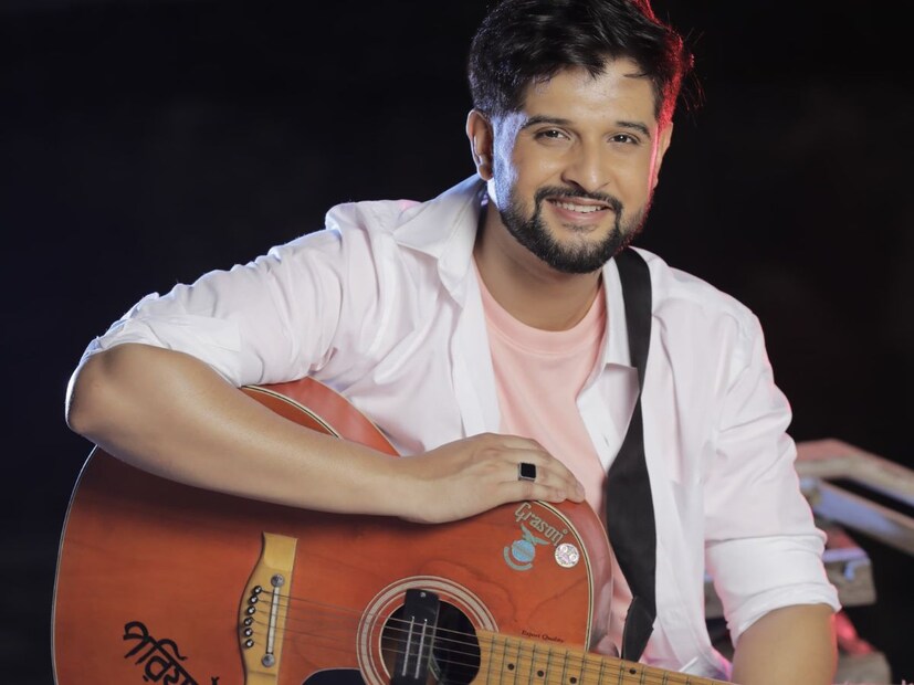 একজন মিউজিশিয়ানের চরিত্রে দেখা যাবে নীল ভট্টাচার্যকে। বড়পর্দায় একসঙ্গে রয়েছেন তাঁরা তবে পর্দায় জুটি বাঁধছেন না এই রিয়েল লাইফ কাপল। তাঁদের দুজনের ট্র্যাক একেবারেই আলাদা। এমনকী একসঙ্গে স্ক্রিনে দেখাও যাবে না তাঁদের।