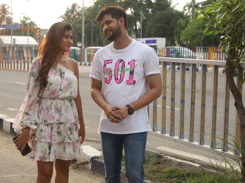 নীল ও তৃণা ছাড়াও এই ছবিতে আরও দুই বিশেষ চরিত্রে রয়েছে ঋতব্রত ও রাই। নীল-তৃণার প্রেম না থাকলেও প্রেমের ছোঁয়া রয়েছে ঋতব্রত  ও রাইয়ের চরিত্রে। ঋতব্রত একজন অ্যাকাউন্ট্যান্ট, তাঁর লিভ ইন পার্টনার রাই। পেশায় সে একজন কস্টিউম স্টাইলিস্ট।